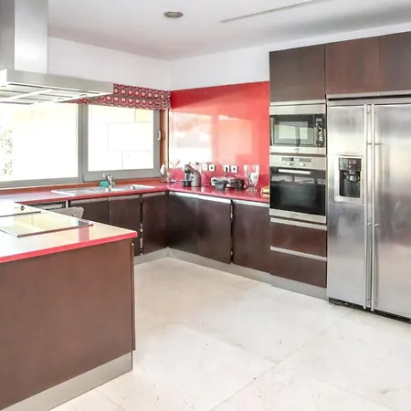 Spacious In With Private Pool 850 M² And Jacuzzi